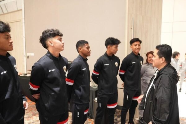 Here are some alternative title suggestions for "Lepas Timnas U-17, Erick Thohir: berikan yang terbaik demi Piala Dunia":

1. "Erick Thohir Lepas Timnas U-17: Berjuang untuk Prestasi Piala Dunia"
2. "Momen Perpisahan Timnas U-17: Erick Thohir Ajak Berikan yang Terbaik untuk Piala Dunia"
3. "Menuju Piala Dunia: Erick Thohir Lepas Timnas U-17 dengan Penuh Harapan"
4. "Pesan Erick Thohir Saat Lepaskan Timnas U-17: Fokus pada Piala Dunia"
5. "Erick Thohir: Lepas Timnas U-17 dengan Seluruh Energi Demi Piala Dunia"
6. "Menyongsong Piala Dunia: Lepas Timnas U-17, Erick Thohir Berharap yang Terbaik"
7. "Erick Thohir Perpisahan dengan Timnas U-17: Berikan Segalanya untuk Piala Dunia"
8. "Menatap Piala Dunia: Erick Thohir dan Harapan untuk Timnas U-17"
9. "Erick Thohir Lepas Timnas U-17: Dedikasi Penuh untuk Sukses Piala Dunia"
10. "Timnas U-17 Lepas, Erick Thohir: Berkomitmen untuk Keberhasilan di Piala Dunia"

Feel free to choose or modify any of these suggestions!