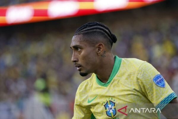 Berikut beberapa alternatif judul untuk "Raphinha sesumbar akan cetak gol saat melawan Timnas Argentina":

1. "Raphinha Yakin Bisa Cetak Gol Melawan Timnas Argentina"
2. "Raphinha: Target Gol dalam Pertandingan Melawan Argentina"
3. "Raphinha Percaya Diri Akan Menembus Jala Timnas Argentina"
4. "Raphinha Siap Tunjukkan Kemampuan di Hadapan Argentina"
5. "Raphinha: Akan Buat Kejutan Gol Saat Hadapi Timnas Argentina"

Silakan pilih atau modifikasi sesuai kebutuhan!