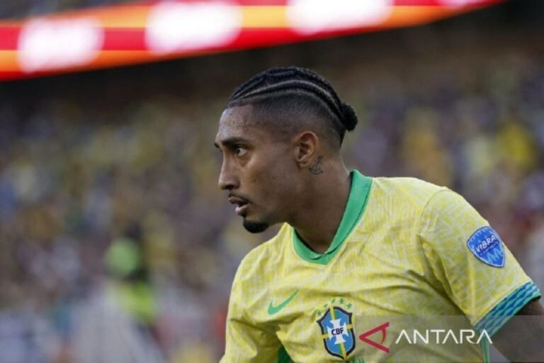 Berikut beberapa alternatif judul untuk "Raphinha sesumbar akan cetak gol saat melawan Timnas Argentina":

1. "Raphinha Yakin Bisa Cetak Gol Melawan Timnas Argentina"
2. "Raphinha: Target Gol dalam Pertandingan Melawan Argentina"
3. "Raphinha Percaya Diri Akan Menembus Jala Timnas Argentina"
4. "Raphinha Siap Tunjukkan Kemampuan di Hadapan Argentina"
5. "Raphinha: Akan Buat Kejutan Gol Saat Hadapi Timnas Argentina"

Silakan pilih atau modifikasi sesuai kebutuhan!