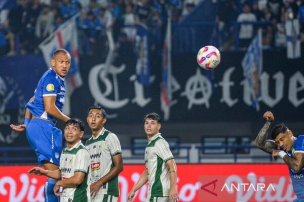 Berikut adalah beberapa judul alternatif untuk "Tujuh Tim Bertarung untuk Hindari Zona Degradasi Liga 1 Indonesia":

1. "Pertarungan Epic: Tujuh Tim Berjuang Lolos dari Zona Degradasi Liga 1 Indonesia"
2. "Hindari Degradasi: Ketegangan Tujuh Tim di Liga 1 Indonesia"
3. "Liga 1 Indonesia: Tujuh Tim Dalam Perang Melawan Degradasi"
4. "Duel Menegangkan: Tujuh Tim Berusaha Terhindar dari Zona Degregasi Liga 1"
5. "Perjuangan Tujuh Tim: Menghindari Jurang Degradasi di Liga 1 Indonesia"
6. "Semangat Juang: Tujuh Tim Menghadapi Ancaman Degradasi Liga 1"
7. "Zone Degradasi Mengintai: Tujuh Tim Berupaya Bertahan di Liga 1 Indonesia"

Semoga salah satu dari judul ini cocok untuk kebutuhan Anda!