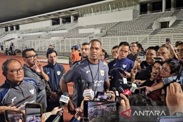 Here are some alternate title suggestions for "Pratinjau Indonesia vs Bahrain: Saatnya kembali tampil pragmatis":

1. "Preview Indonesia vs Bahrain: Waktunya Bermain Praktis Lagi"
2. "Indonesia vs Bahrain: Saatnya Kembali ke Gaya Pragmatik"
3. "Mempersiapkan Indonesia vs Bahrain: Kembali ke Pendekatan Pragmatik"
4. "Indonesia vs Bahrain: Mendalami Strategi Pragmatik di Lapangan"
5. "Pratinjau Pertandingan: Indonesia dan Bahrain dalam Strategi Pragmatik" 

Feel free to let me know if you'd like more options!