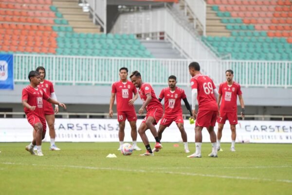 Here are some alternate titles for "Tahar: Pertahanan Malut United Siap Adang Dewa United":

1. "Tahar: Malut United Siap Hadapi Dewa United"
2. "Tahar: Malut United Bersiap Menantang Dewa United"
3. "Tahar: Pertahanan Malut United Siap Melawan Dewa United"
4. "Tahar: Tim Malut United Siap Tutup Jalan Dewa United"
5. "Tahar: Malut United Ramping Persiapan Hadapi Dewa United"
6. "Tahar: Malut United Tangguh Siap Menyambut Dewa United"
7. "Tahar: Dewa United Berhadapan dengan Pertahanan Kuat Malut United"
8. "Tahar: Kesiapan Malut United untuk Duel Melawan Dewa United"

Feel free to choose any of these or mix and match elements to create the perfect title!