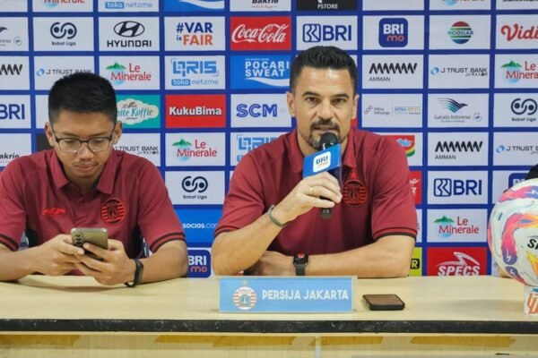 Carlos Pena: Persaingan di Papan Atas Liga 1 Semakin Memanas!