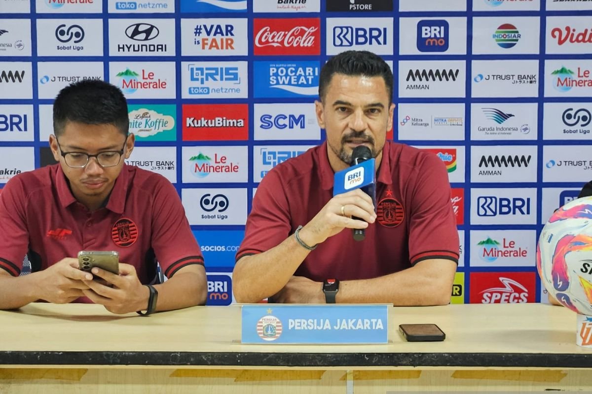Carlos Pena: Persaingan di Papan Atas Liga 1 Semakin Memanas!