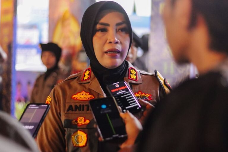 Here are some alternative title suggestions for "Polres Ternate ajak suporter Malut United junjung sportivitas":

1. "Polres Ternate Mengajak Suporter Malut United untuk Menjunjung Tinggi Sportivitas"
2. "Dukungan Sportif: Polres Ternate Serukan Suporter Malut United"
3. "Polres Ternate: Ayo Suporter Malut United Tampilkan Sportivitas"
4. "Bersama Polres Ternate, Suporter Malut United Didorong untuk Junjung Sportivitas"
5. "Polres Ternate Ajakan kepada Suporter Malut United: Ciptakan Atmosfer Sportif"
6. "Mendorong Semangat Sportivitas: Polres Ternate Bersama Suporter Malut United"
7. "Suporter Malut United Diajak Polres Ternate untuk Menjunjung Etika Olahraga"
8. "Polres Ternate: Pentingnya Sportivitas bagi Suporter Malut United" 

Feel free to mix and match phrases or modify them further as needed!