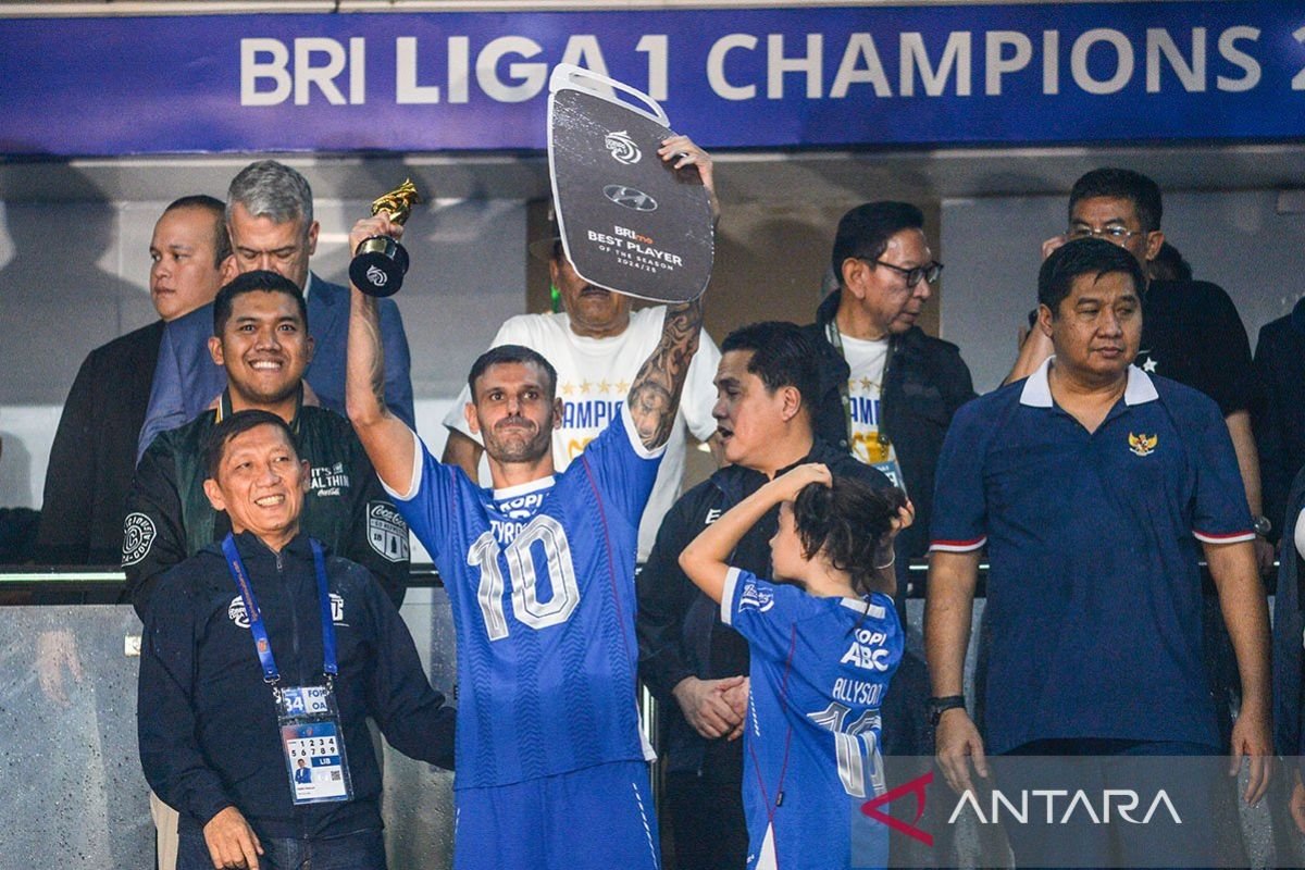 Here are some alternate titles for "Jadwal dan Daftar Tim Peserta Piala Presiden 2025":

1. "Pengaturan Jadwal dan Tim Kontestan Piala Presiden 2025"
2. "Jadwal Pertandingan dan Peserta Piala Presiden 2025"
3. "Daftar Tim dan Jadwal Piala Presiden 2025"
4. "Jadwal Lengkap dan Tim Peserta Piala Presiden 2025"
5. "Rincian Jadwal dan Daftar Peserta Piala Presiden 2025"
6. "Informasi Jadwal dan Kontender Piala Presiden 2025"
7. "Tim Peserta dan Jadwal Piala Presiden 2025"
8. "Jadwal Pertandingan serta Daftar Tim di Piala Presiden 2025"
9. "Agenda dan Tim yang Ikut Serta di Piala Presiden 2025"
10. "Jadwal dan Identitas Tim Piala Presiden 2025"

Feel free to choose any of these titles or modify them further!