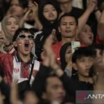 Tentu! Berikut beberapa alternatif judul untuk "God Bless dan Judika Bakar Semangat Penggemar Indonesia":

1. "God Bless dan Judika: Mengobarkan Semangat di Hati Penggemar Indonesia"
2. "Energi Kolosal: God Bless dan Judika Menghadirkan Semangat untuk Penggemar"
3. "Semangat Berkobar: God Bless dan Judika Menggugah Jiwa Penggemar Tanah Air"
4. "Membangkitkan Semangat: Penampilan God Bless dan Judika di Indonesia"
5. "God Bless dan Judika: Inspirasi untuk Seluruh Penggemar Indonesia"
6. "Bakar Semangat: Konser God Bless dan Judika di Hati Penggemar Indonesia"
7. "Melodi Kebangkitan: God Bless dan Judika Menggugah Semangat Nasional"
8. "Dua Kekuatan Musik: God Bless dan Judika Memperkuat Semangat Penggemar Indonesia"

Semoga alternatif judul ini bermanfaat!