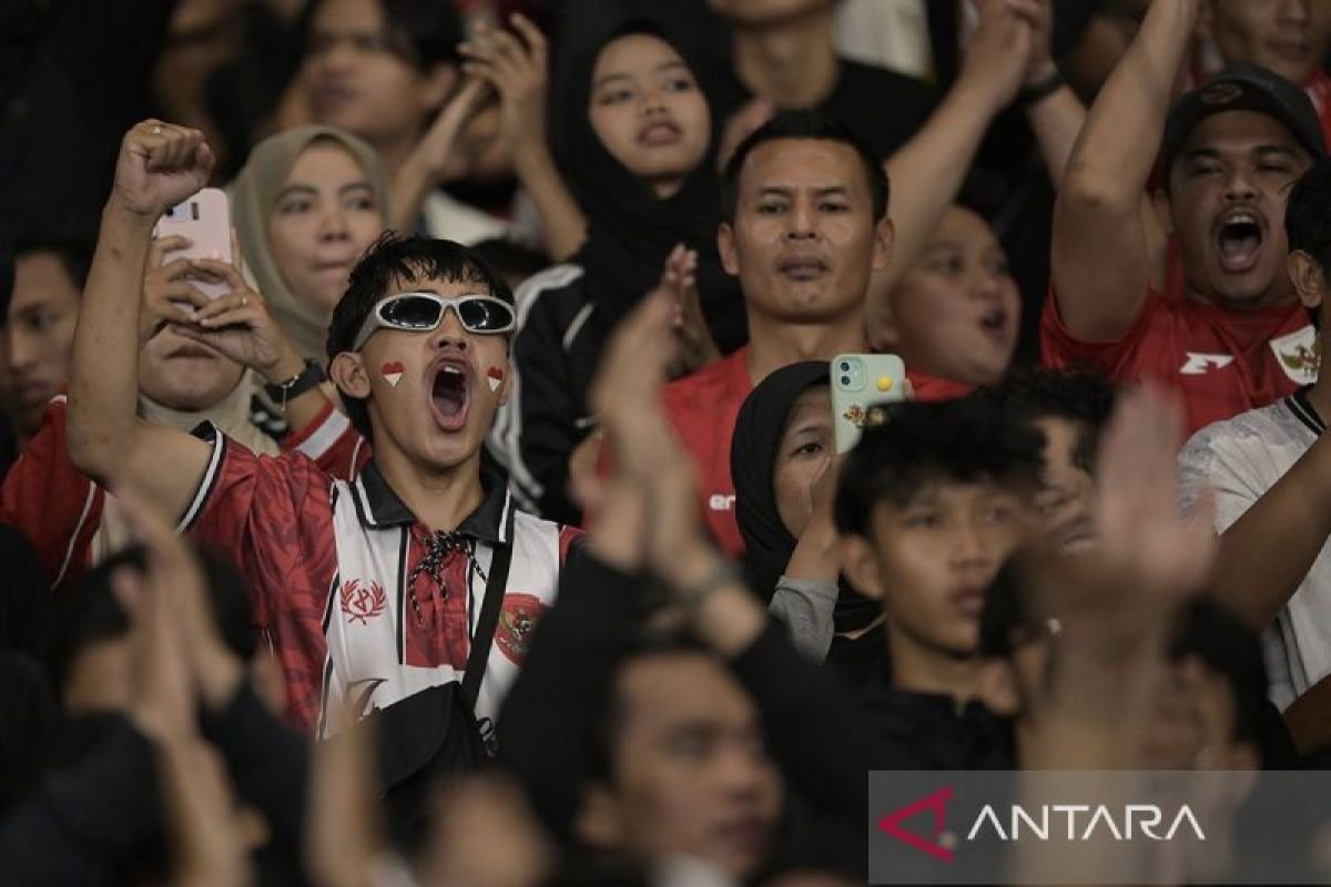 Tentu! Berikut beberapa alternatif judul untuk "God Bless dan Judika Bakar Semangat Penggemar Indonesia":

1. "God Bless dan Judika: Mengobarkan Semangat di Hati Penggemar Indonesia"
2. "Energi Kolosal: God Bless dan Judika Menghadirkan Semangat untuk Penggemar"
3. "Semangat Berkobar: God Bless dan Judika Menggugah Jiwa Penggemar Tanah Air"
4. "Membangkitkan Semangat: Penampilan God Bless dan Judika di Indonesia"
5. "God Bless dan Judika: Inspirasi untuk Seluruh Penggemar Indonesia"
6. "Bakar Semangat: Konser God Bless dan Judika di Hati Penggemar Indonesia"
7. "Melodi Kebangkitan: God Bless dan Judika Menggugah Semangat Nasional"
8. "Dua Kekuatan Musik: God Bless dan Judika Memperkuat Semangat Penggemar Indonesia"

Semoga alternatif judul ini bermanfaat!