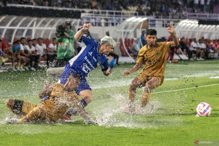 Berikut adalah beberapa alternatif judul untuk “PSIM Pertimbangkan Stadion Manahan Jadi Kandang Alternatif”:

1. “PSIM Evaluasi Stadion Manahan Sebagai Kandang Cadangan”
2. “Stadion Manahan Jadi Pilihan PSIM Sebagai Kandang Alternatif”
3. “PSIM Maestros, Stadion Manahan Dipertimbangkan Sebagai Kandang Sementara”
4. “Alternatif Kandang: PSIM Lirik Stadion Manahan”
5. “PSIM Tinjau Stadion Manahan Sebagai Opsi Kandang”
6. “Stepping Stone: PSIM Pertimbangkan Menjadikan Stadion Manahan Kandang Baru”

Silakan pilih atau sesuaikan dengan kebutuhan!