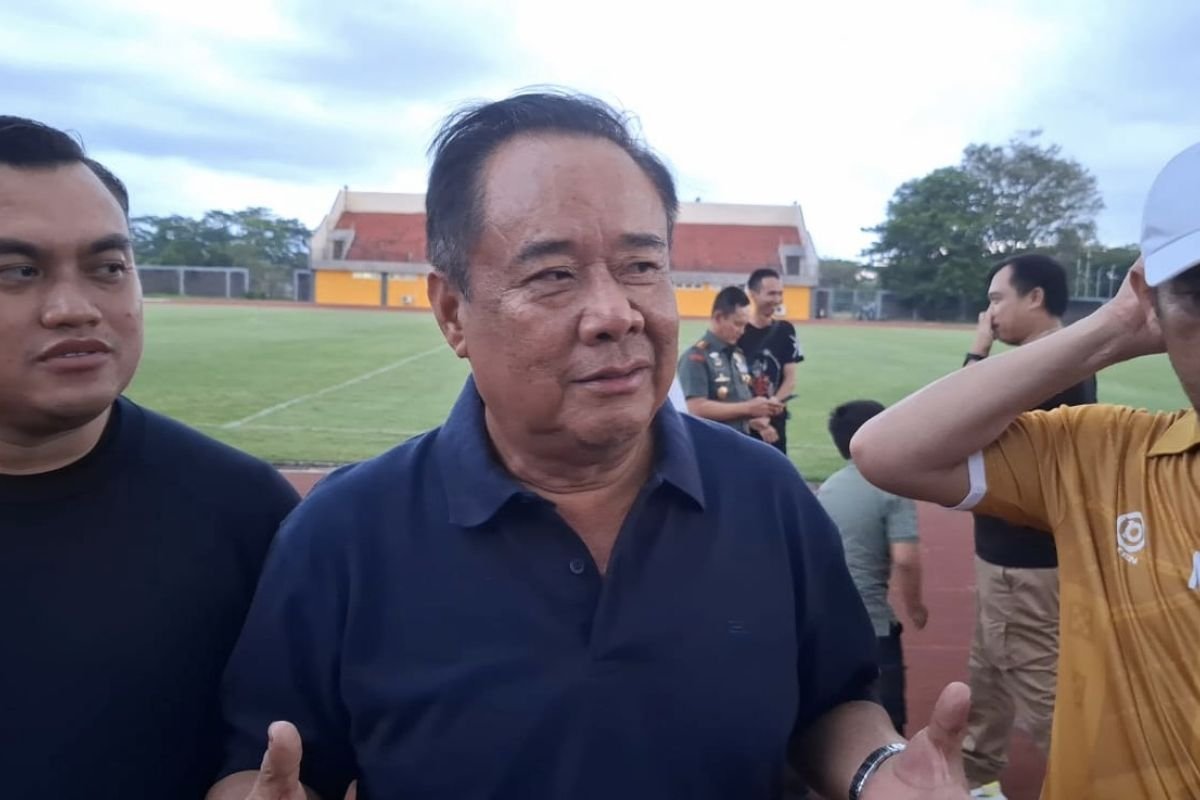 Berikut adalah beberapa alternatif judul untuk "Operasional Sumsel United Gunakan Dana Pribadi Karena Belum Bersponsor":

1. "Sumsel United Menjalankan Operasional dengan Dana Pribadi di Tengah Ketidakpastian Sponsor"
2. "Dibelenggu Keterbatasan Sponsor, Sumsel United Andalkan Dana Pribadi untuk Operasional"
3. "Sumsel United: Mempertahankan Operasional dengan Modal Pribadi Sebelum Ada Sponsor"
4. "Menghadapi Tantangan Keuangan, Sumsel United Gunakan Dana Pribadi untuk Berlangsung"
5. "Kondisi Tanpa Sponsor, Sumsel United Beroperasi dengan Dana Pribadi"
6. "Dana Pribadi Jadi Solusi Operasional Sumsel United Sementara Menanti Sponsor"
7. "Tanpa Dukungan Sponsor, Sumsel United Bertahan dengan Mengandalkan Dana Pribadi"

Silakan pilih atau modifikasi sesuai kebutuhan!