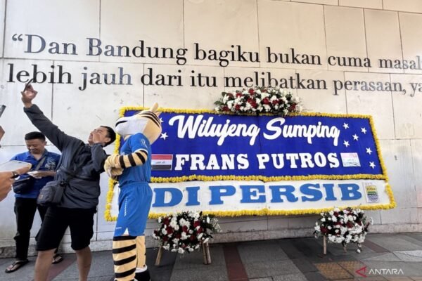 Persib Sambut Bek Baru Frans Putros dengan Karangan Bunga