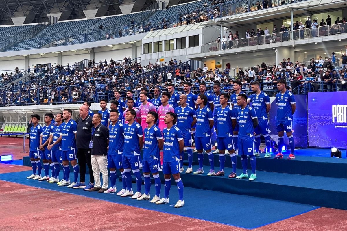 Berikut beberapa alternatif judul untuk "Pemain Persib Bandung dalam Kondisi Siap Arungi Kompetisi":

Pemain Persib Bandung Siap Hadapi Tantangan Kompetisi
Persib Bandung: Tim Siap Tempuh Perjalanan Kompetitif
Dalam Kondisi Prima, Pemain Persib Bandung Siap Berlaga
Persib Bandung: Persiapan Matang Sambut Kompetisi
Pemain Persib Bandung Tampil Optimal Menuju Kompetisi
Menatap Kompetisi: Pemain Persib Bandung Siap Berjuang
Persib Bandung Bersiap Menghadapi Gelaran Kompetisi
Pemain Persib Bandung: Kesiapan Optimal untuk Kompetisi

Silahkan pilih salah satu atau gunakan sebagai inspirasi!