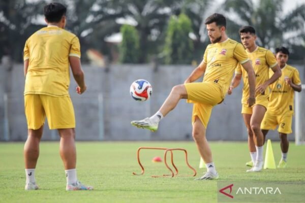 Here are some alternative titles for "Madura United Bidik Bek Asing Anyar Asal Afrika":

1. "Madura United Target New African Defender"
2. "Madura United in Pursuit of African Center-Back"
3. "Madura United Eyes New African Defender"
4. "Madura United Sets Sights on African Player"
5. "Madura United Plans to Sign New African Back"
6. "Madura United Seeks Reinforcement: African Defender in Focus"
7. "African Talent on Madura United's Radar for Defense"
8. "Madura United Targets Fresh African Defensive Acquisitions" 

Feel free to mix and match or modify these suggestions to better suit your needs!