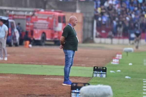 Bojan Hodak Evaluasi Lini Depan Persib Setelah Hasil Imbang Melawan PSIM