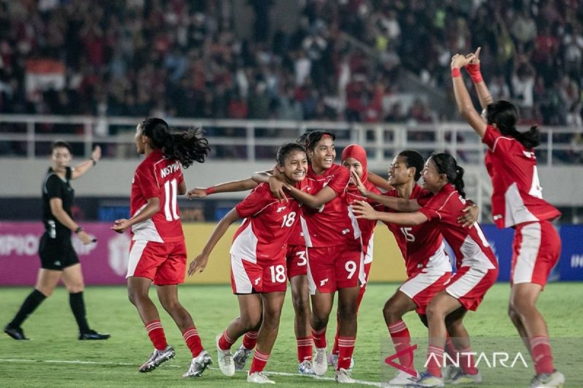 Here are some alternative titles for "Tumbangkan Malaysia, Indonesia ke semifinal Kejuaraan ASEAN Putri U-16":

1. "Indonesia Mengalahkan Malaysia, Melaju ke Semifinal Kejuaraan ASEAN Putri U-16"
2. "Indonesia Menangkan Pertandingan Melawan Malaysia, Lanjut ke Semifinal Kejuaraan ASEAN Putri U-16"
3. "Indonesia Ciptakan Sejarah dengan Kemenangan atas Malaysia di Kejuaraan ASEAN Putri U-16"
4. "Indonesia Menembus Semifinal Setelah Menumbangkan Malaysia di Kejuaraan ASEAN Putri U-16"
5. "Keberhasilan Indonesia: Kalahkan Malaysia dan Capai Semifinal Kejuaraan ASEAN Putri U-16"
6. "Semifinal Menanti: Indonesia Singkirkan Malaysia di Kejuaraan ASEAN Putri U-16"
7. "Indonesia ke Semifinal Setelah Kemenangan Epic atas Malaysia di Kejuaraan ASEAN Putri U-16" 

Feel free to mix and match or modify any of the titles for your needs!