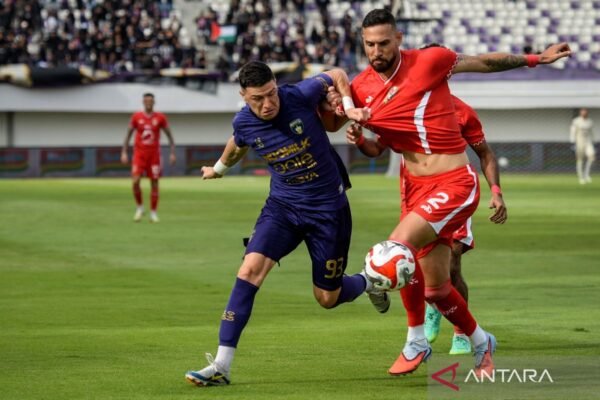 Here are several alternative title suggestions for "Carlos Pena Cari Formula Terbaik untuk Persita Tangerang":

1. "Carlos Pena Mencari Solusi Optimal untuk Persita Tangerang"
2. "Strategi Terbaik Carlos Pena untuk Kesuksesan Persita Tangerang"
3. "Carlos Pena: Kunci Sukses Persita Tangerang"
4. "Menciptakan Formula Jitu: Carlos Pena Bersama Persita Tangerang"
5. "Carlos Pena dan Misi Mencari Formula Sempurna bagi Persita Tangerang"
6. "Carlos Pena: Mencari Pendekatan Unggul untuk Persita Tangerang"
7. "Menemukan Resep Sukses: Carlos Pena Bersama Persita Tangerang"
8. "Carlos Pena Berupaya Menciptakan Formasi Ideal untuk Persita Tangerang"

Feel free to mix and match or modify any of the suggestions to better fit your needs!