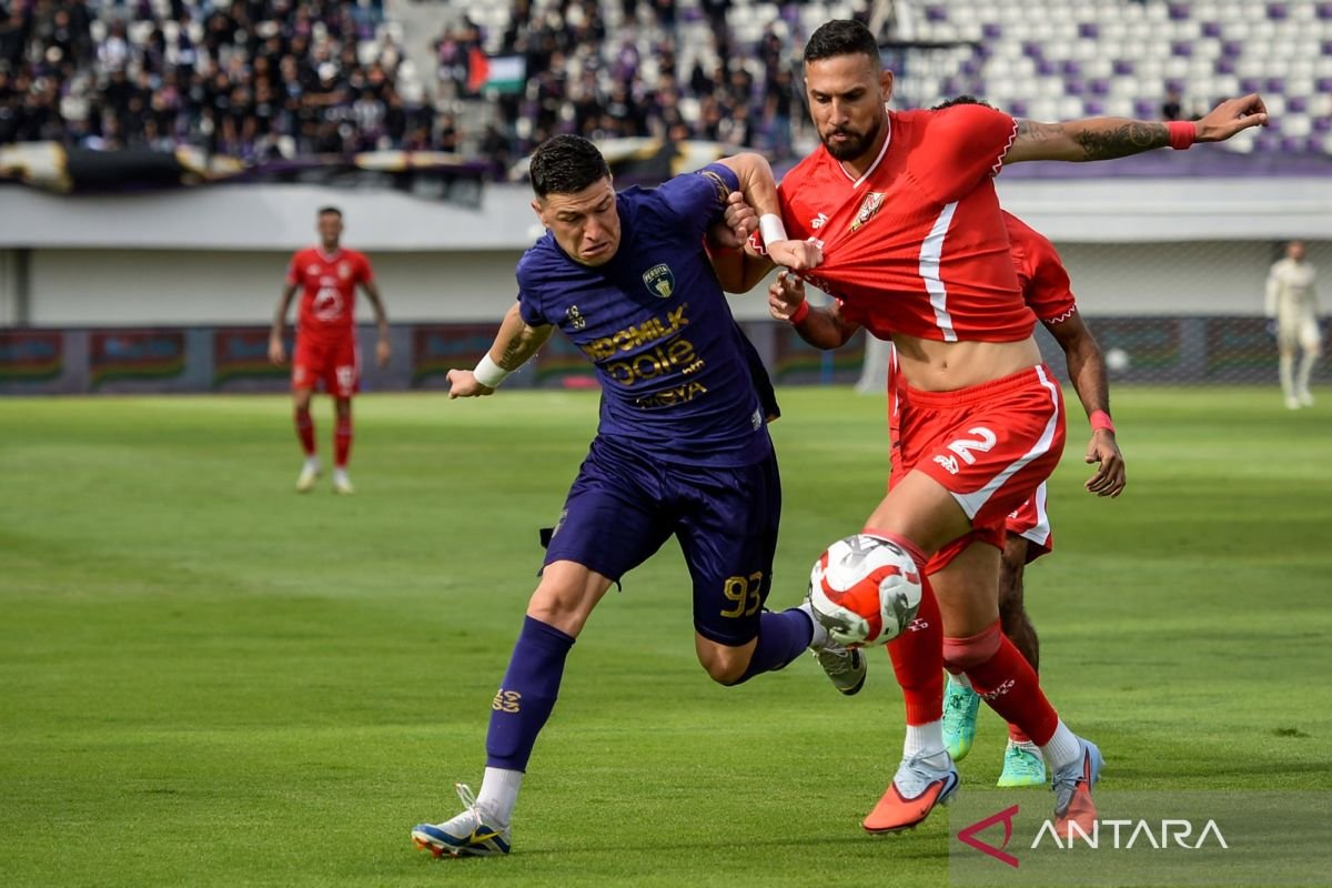 Here are several alternative title suggestions for "Carlos Pena Cari Formula Terbaik untuk Persita Tangerang":

1. "Carlos Pena Mencari Solusi Optimal untuk Persita Tangerang"
2. "Strategi Terbaik Carlos Pena untuk Kesuksesan Persita Tangerang"
3. "Carlos Pena: Kunci Sukses Persita Tangerang"
4. "Menciptakan Formula Jitu: Carlos Pena Bersama Persita Tangerang"
5. "Carlos Pena dan Misi Mencari Formula Sempurna bagi Persita Tangerang"
6. "Carlos Pena: Mencari Pendekatan Unggul untuk Persita Tangerang"
7. "Menemukan Resep Sukses: Carlos Pena Bersama Persita Tangerang"
8. "Carlos Pena Berupaya Menciptakan Formasi Ideal untuk Persita Tangerang"

Feel free to mix and match or modify any of the suggestions to better fit your needs!